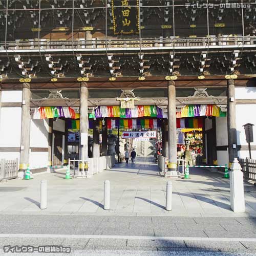 成田山新勝寺の正面「総門」に人が殆どいません