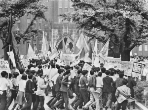 1968年６月東大安田講堂前