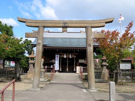 貴布禰神社の鳥居と拝殿