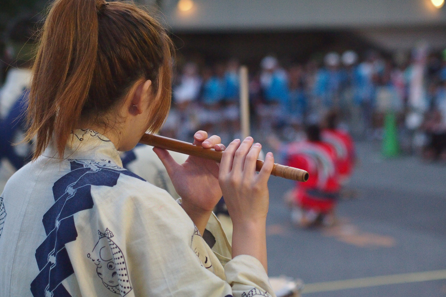 開成町阿波おどりで笛を吹く女性