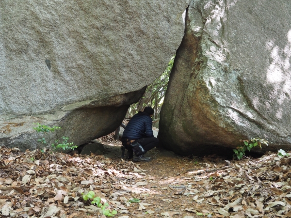 小豆島　絶景＆グルメツーリング　天狗岩　周辺の石　亀裂　穴