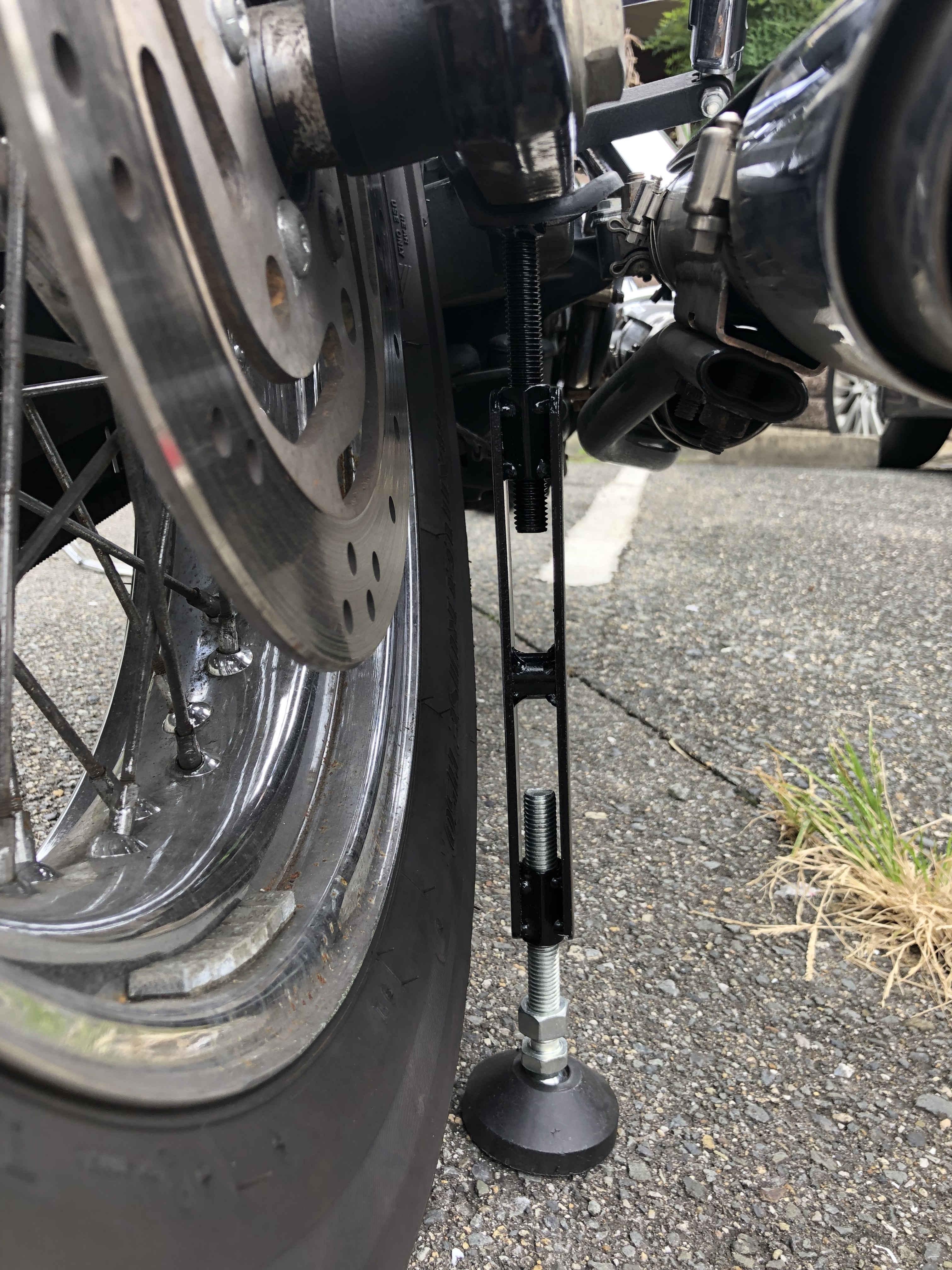 バイクのリアタイヤを簡単にジャッキアップ メンテの必需品 デイトナ『イージーリフトアップスタンド』 - ぴーきち ハーレーブログ