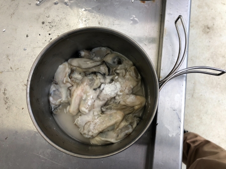 ぴーきちグルメブログ　キャンプ飯　メスティン　牡蠣ご飯　作り方　牡蠣の下処理　臭み汚れ取り