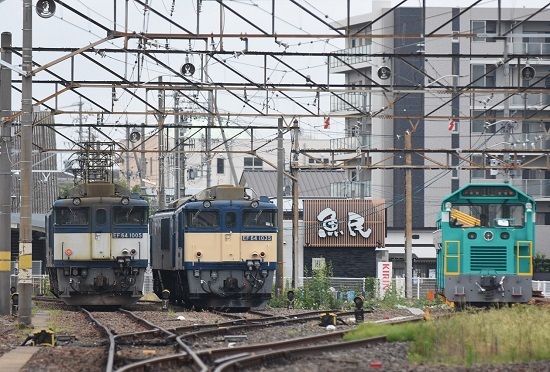 2021年6月26日撮影　篠ノ井線8087ﾚ　EF64-1005号機と1035号機とレール運搬車の並び