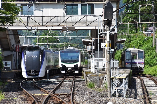 2021年7月31日撮影　大糸線　南小谷駅にて　キハ120、E300、E353系の3並び