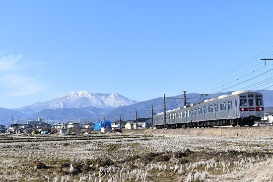 2021年2月28日撮影　長野電鉄　飯縄山をバックに8500系ラッピング電車