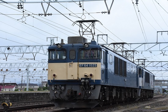 2021年6月5日撮影　南松本にて　発車を待つ篠ノ井線8087ﾚ　EF64-10+1015号機の並び