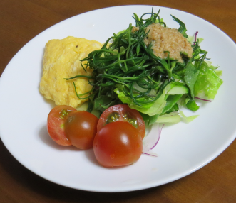 オカヒジキを添えた生野菜サラダ