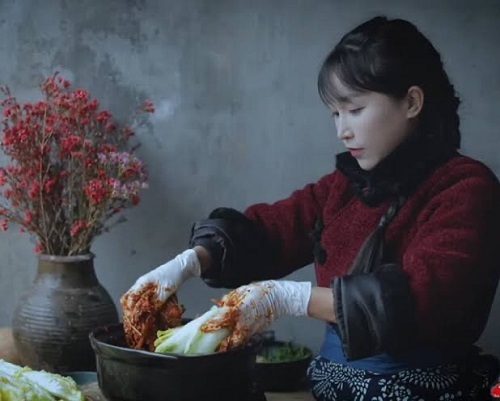 中国のトップYouTuber（登録1400万）、自家製キムチを漬けながら「中国の食べ物です」→韓国人発狂