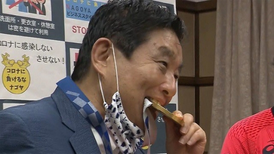 【日本の恥】金メダルを噛んだ河村市長終わる・・・海外のニュースでも取り上げられ、日本でも批判殺到！　なお北村弁護士だけは擁護