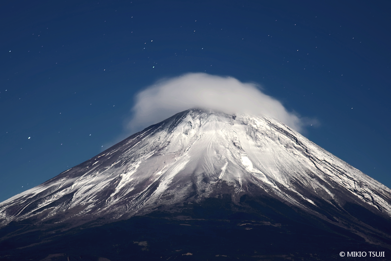 絶景探しの旅 - 絶景写真No.1674 星空と富士山に傘雲 （山梨県 見延町）