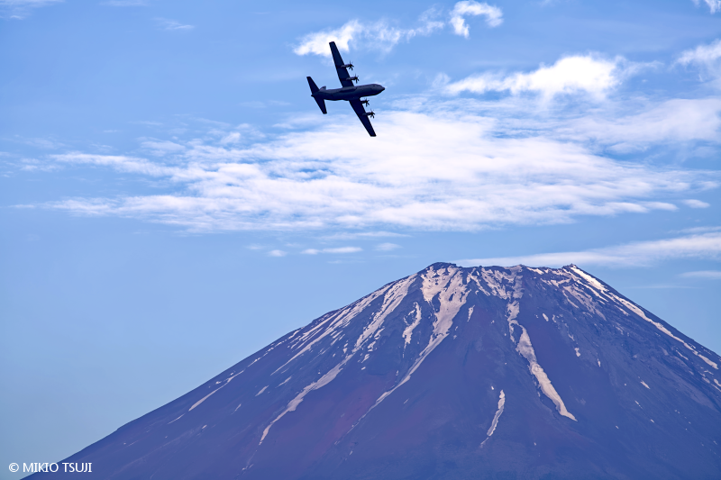 絶景探しの旅 - 絶景写真No1730 富士山と米空軍 C130J スーパーハーキュリーズ戦術輸送機 （山梨県 身延町）