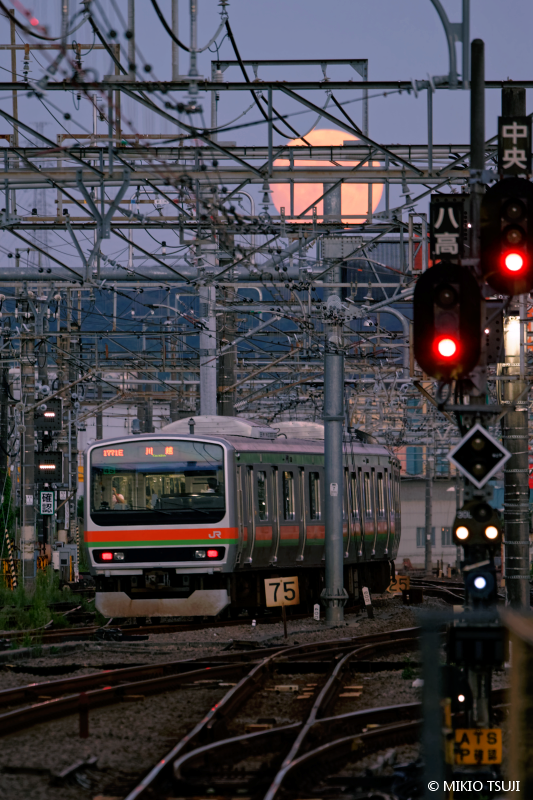絶景探しの旅 - 絶景写真No. 1811 お月見列車 （東京都 八王子市）