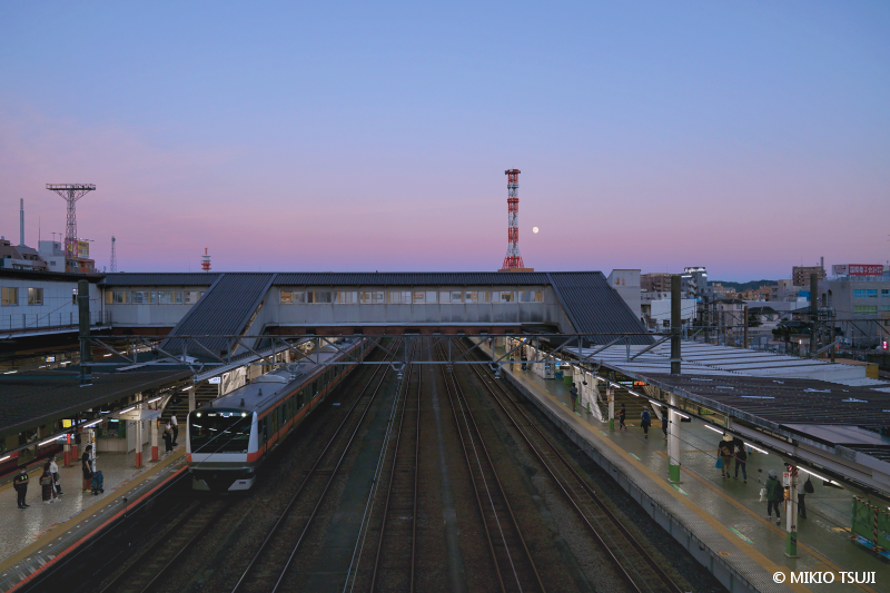 絶景探しの旅 - 絶景写真No.1812 ビーナスベルトの光に包まれる駅 （東京都 八王子市）
