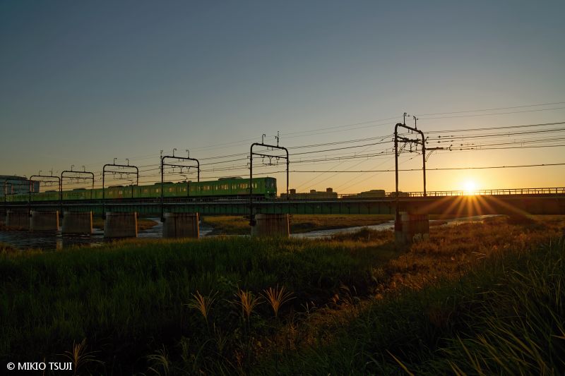 絶景探しの旅 - 絶景写真No.1822 高尾山口に向かう1番列車 （多摩川 東京都 多摩市）